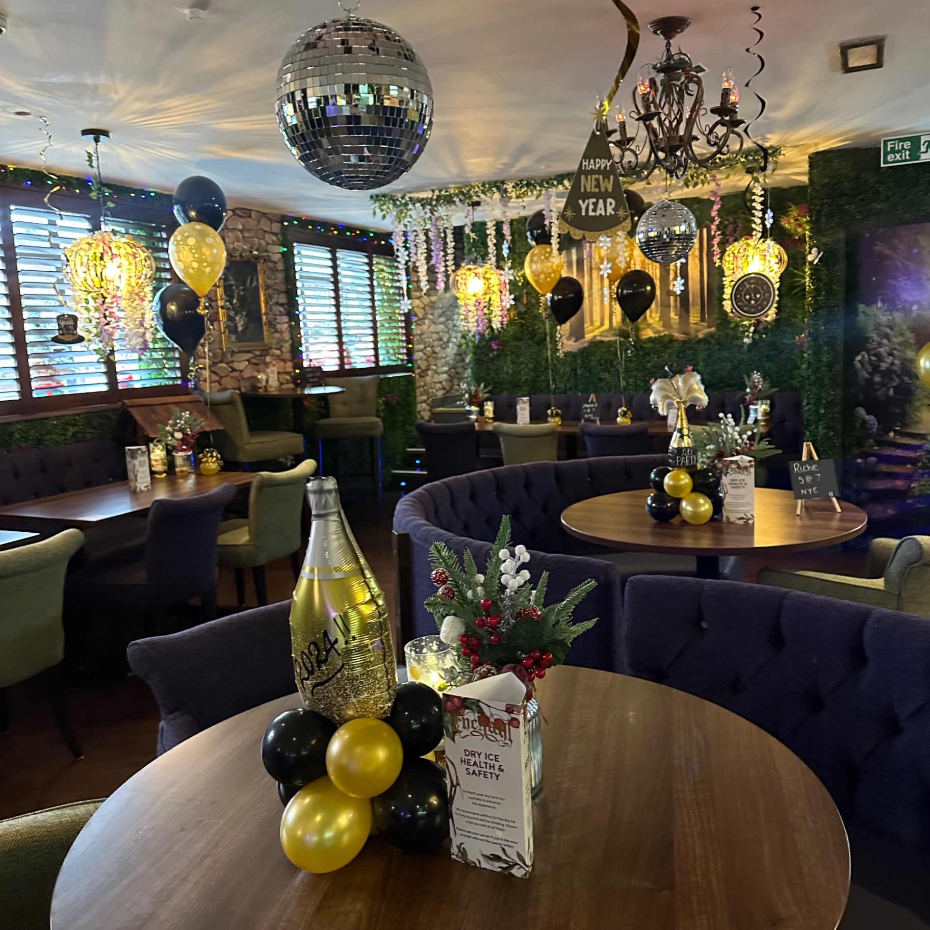 Gold and black balloon displays on the tables at Enchant